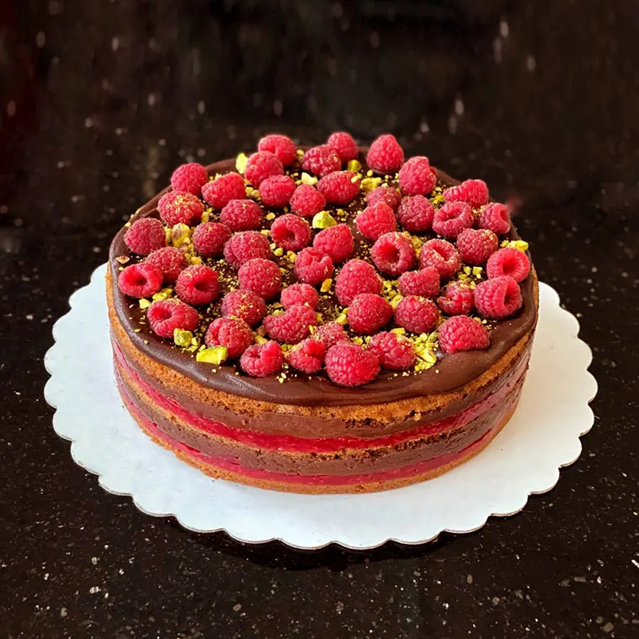 Tort vegan cu ciocolată și zmeură