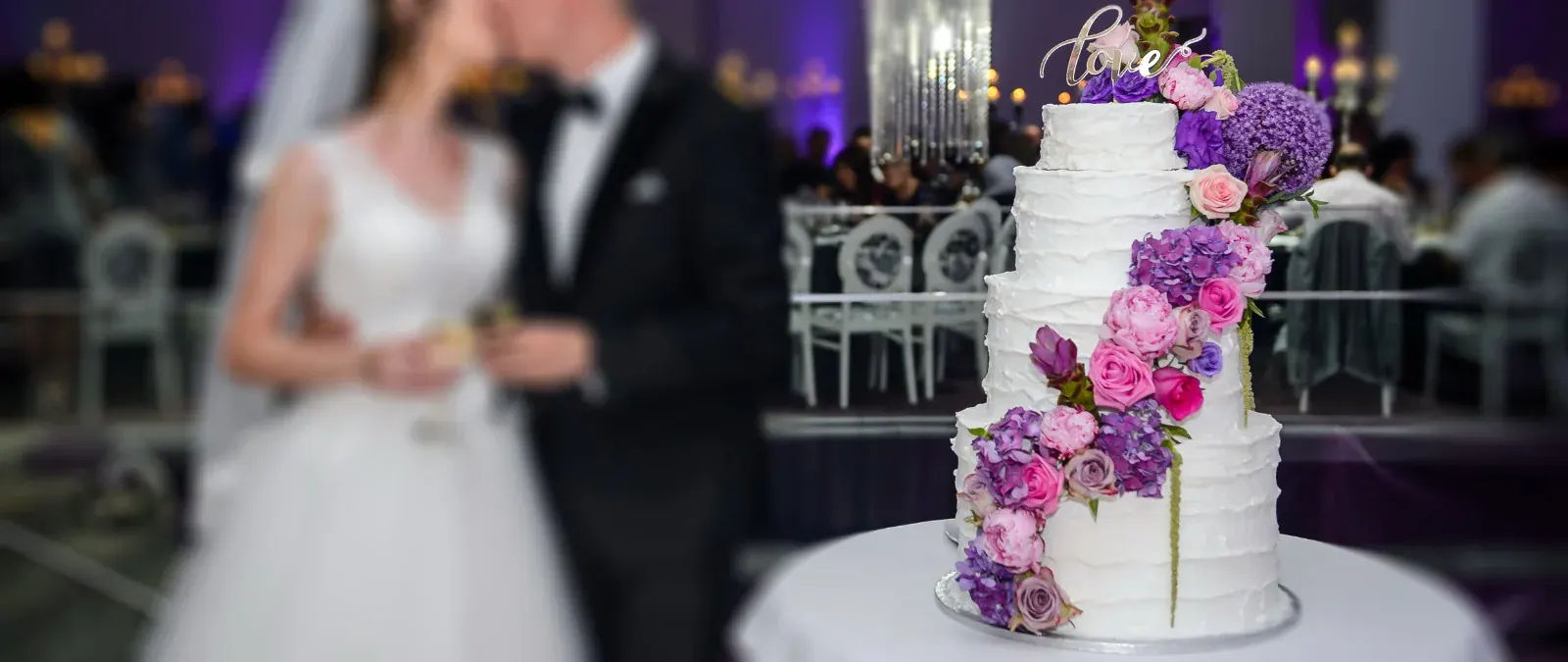 Tort de nuntă decorat cu flori, Lady în Bucătărie